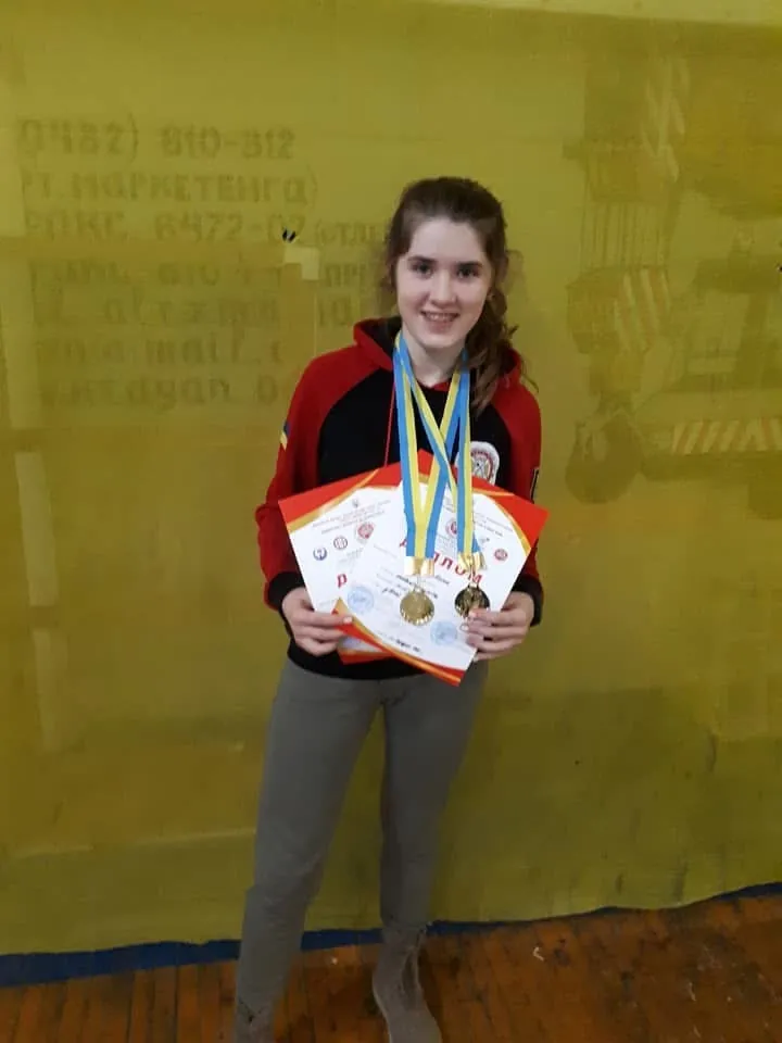 Спортсменка з медалями та дипломами, фото зі спортивного архіву Аліни Павлюк