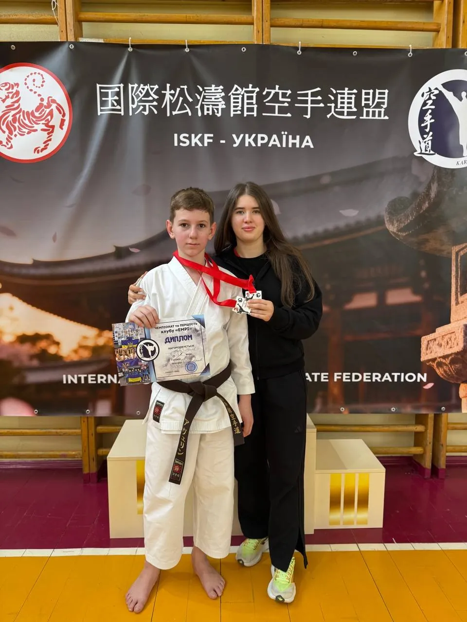 Алина Павлюк рядом со спортсменом DZEN на турнире ISKF-Украина