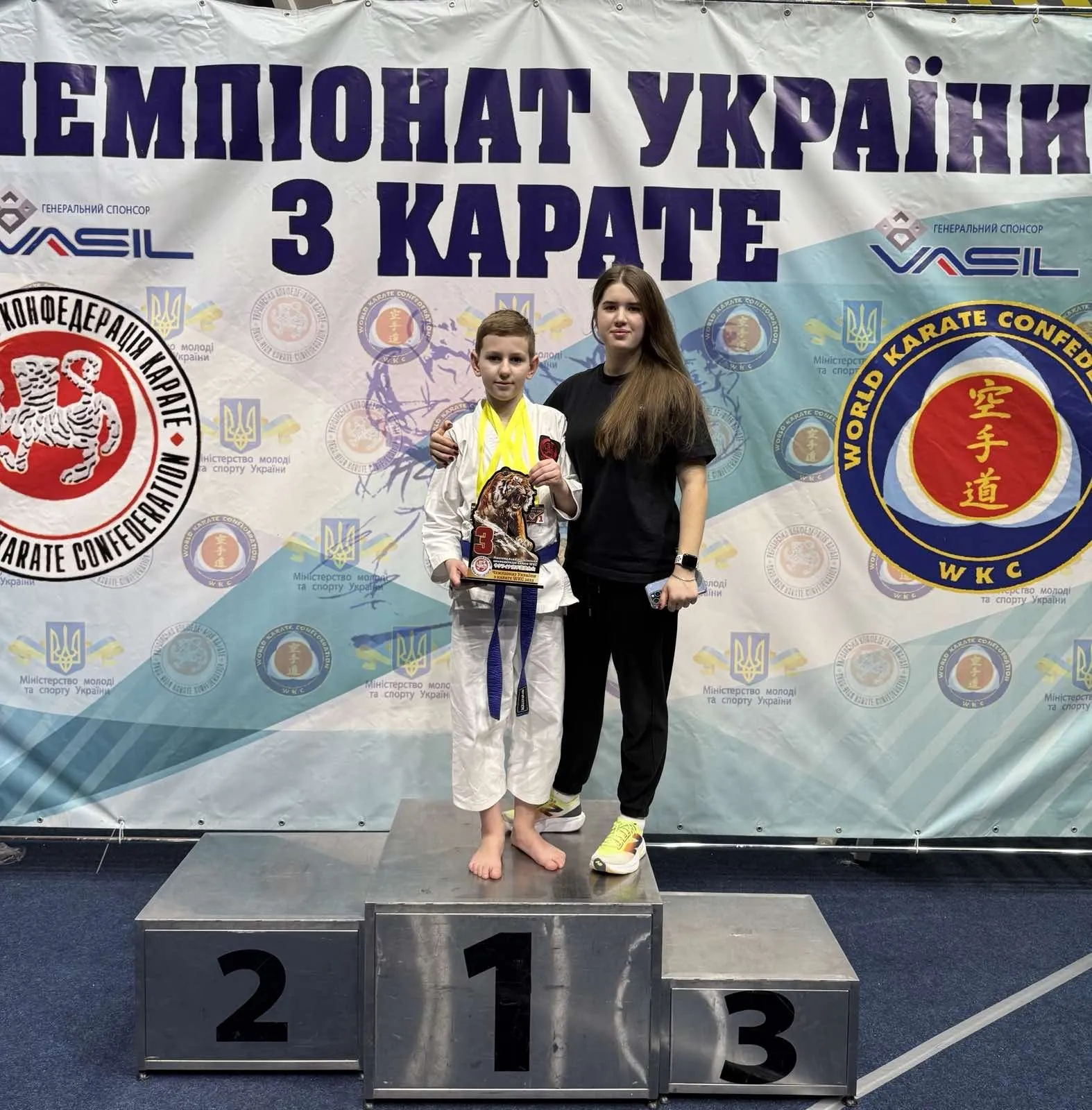 Учень DZEN на першій сходинці п’єдесталу поруч з Аліною Павлюк
