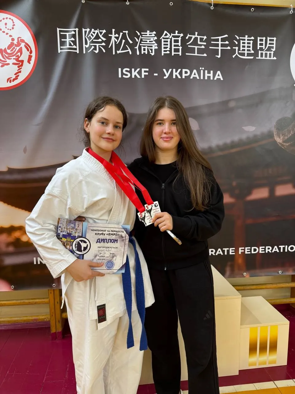 Аліна Павлюк з ученицею DZEN, нагородженою на турнірі ISKF-Україна