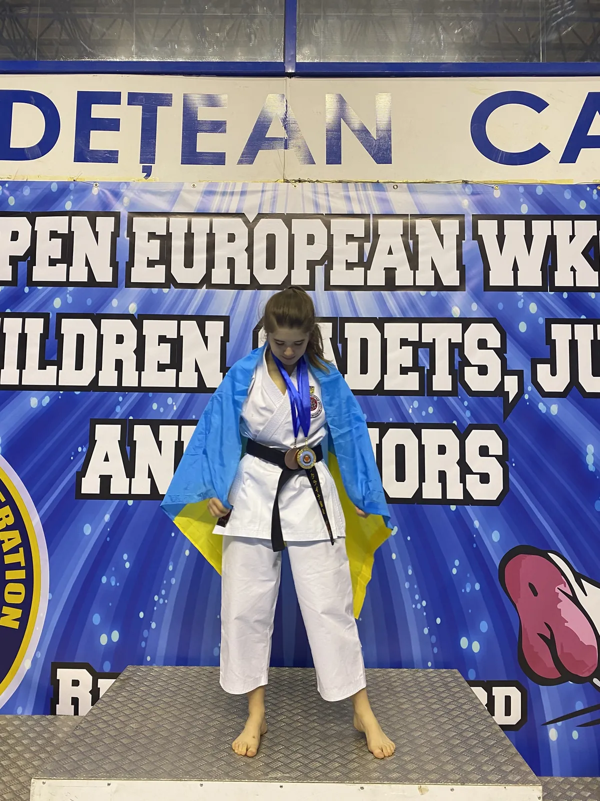Аліна Павлюк з прапором України на відкритому чемпіонаті Європи WKC