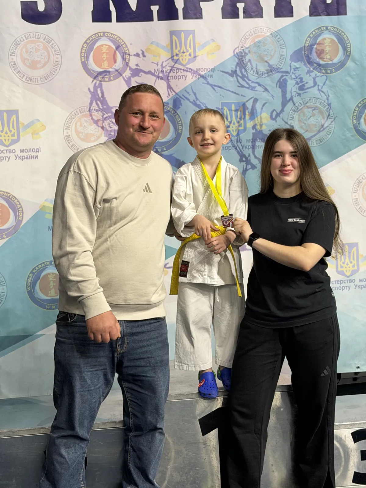 Аліна Павлюк і юний спортсмен DZEN з медаллю на чемпіонаті з карате