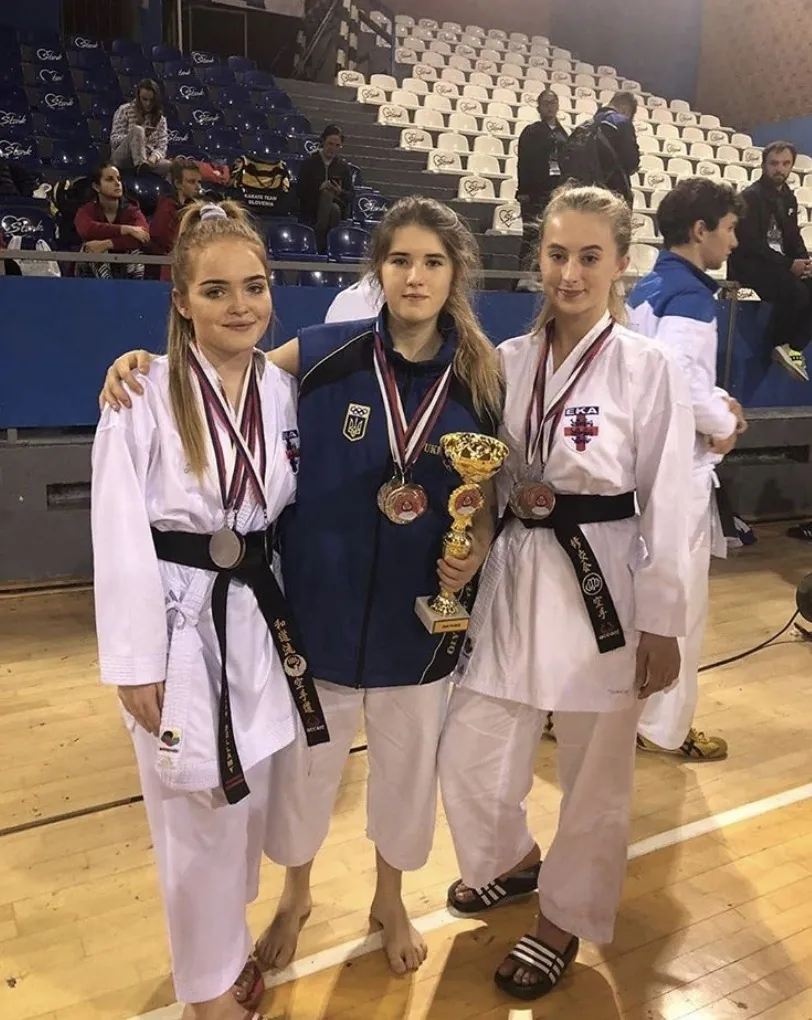 Спортсменки з кубком і медалями, фото зі спортивного архіву Аліни Павлюк