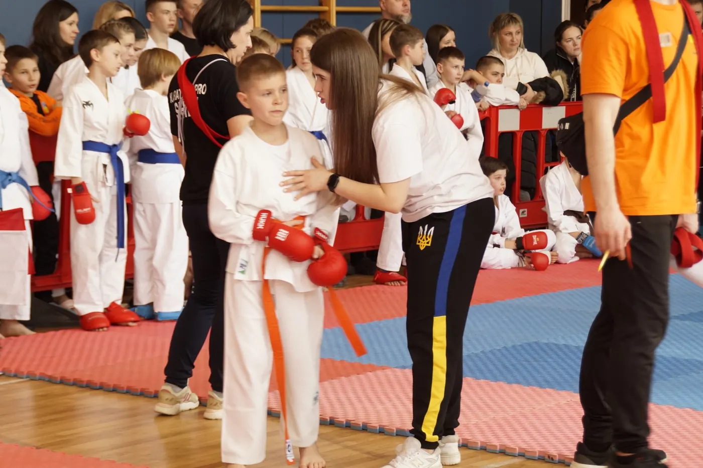 Аліна Павлюк з учнем DZEN KARATE CLUB перед стартом на турнірі