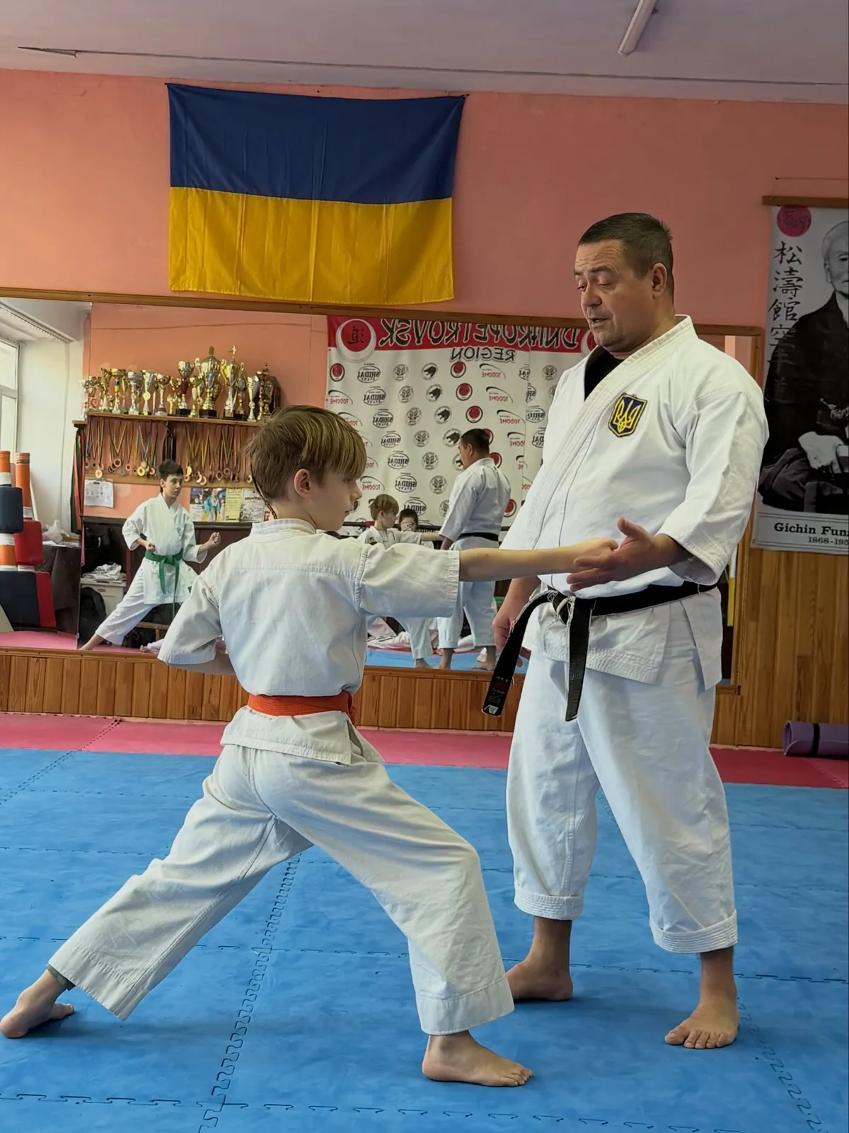 Екзаменатор перевіряє стійку учня на атестації