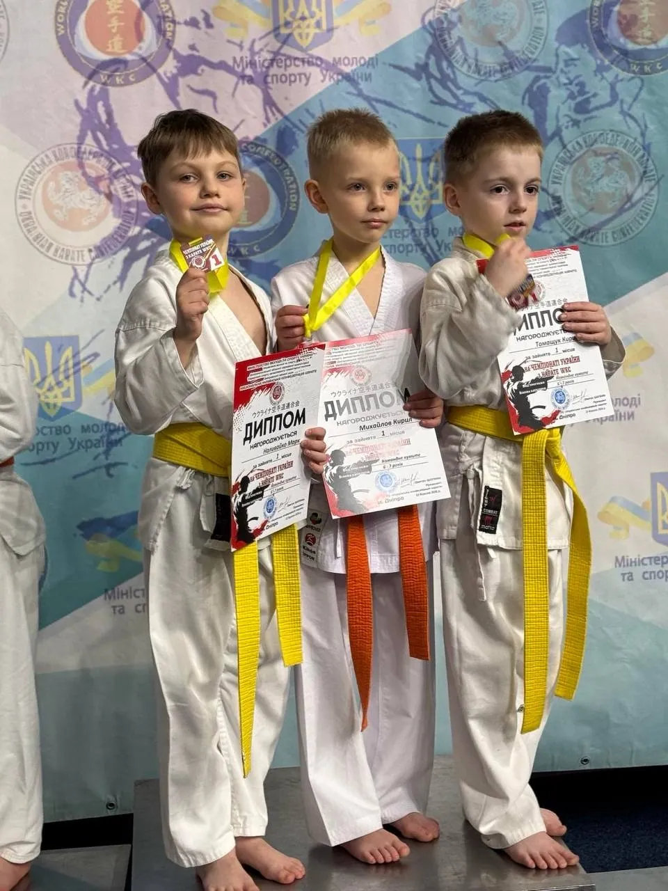 Юні спортсмени DZEN з дипломами й медалями