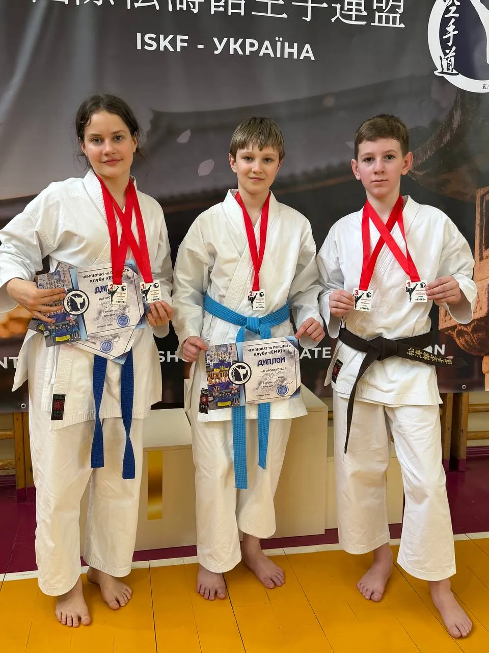 Призери DZEN KARATE CLUB з медалями й дипломами Чемпіонату клубу «EMPI»