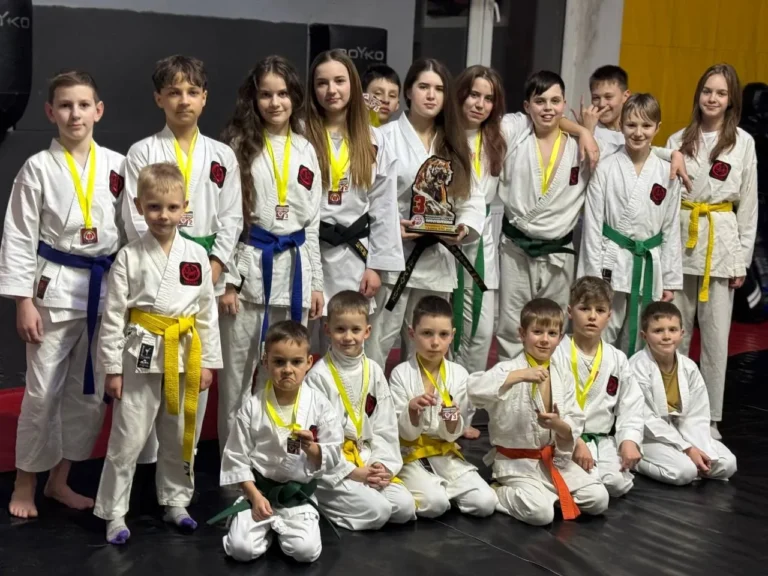 Учні DZEN KARATE CLUB з медалями і кубком