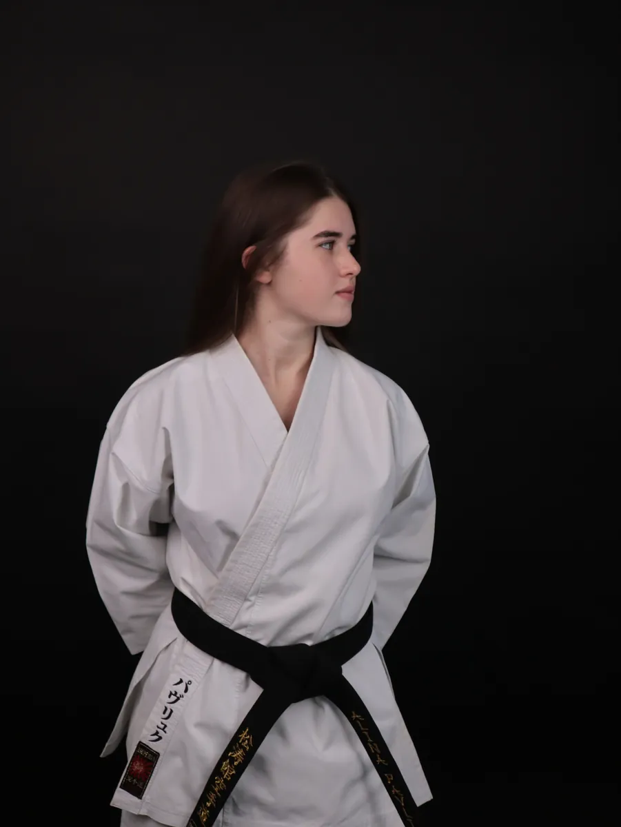 Алина Павлюк в кимоно с чёрным поясом — основательница и тренер DZEN KARATE CLUB