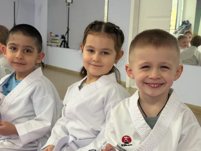 Дети в кимоно на тренировке по карате в DZEN KARATE CLUB