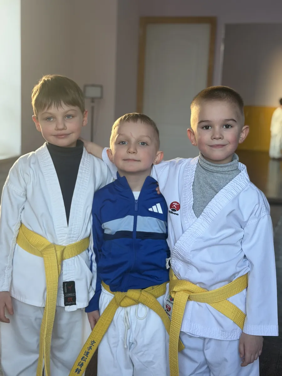 Троє юних каратистів DZEN KARATE CLUB з жовтими поясами