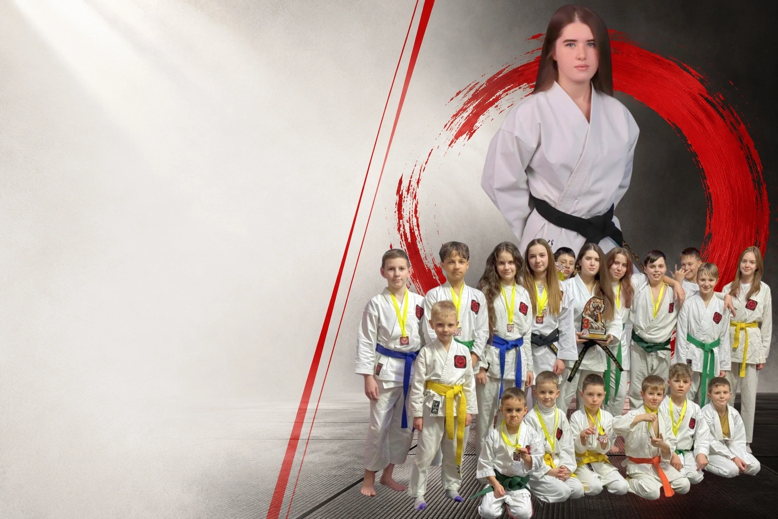 Тренер DZEN KARATE CLUB Алина Павлюк в кимоно с черным поясом и команда воспитанников клуба с медалями