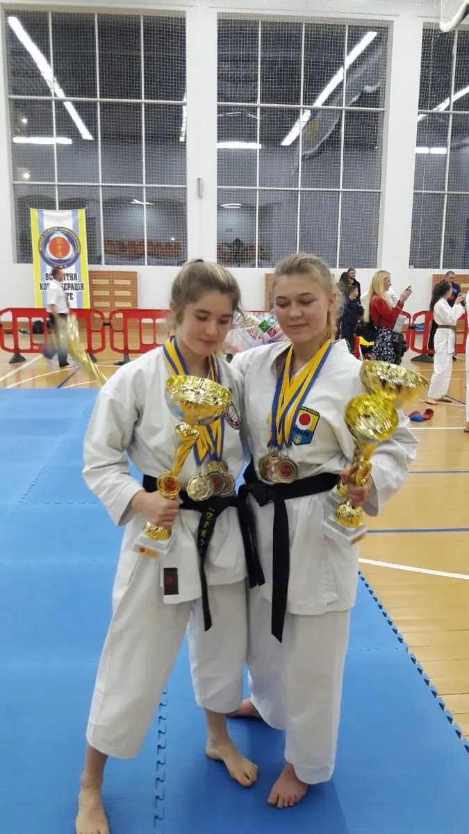 Дві спортсменки DZEN KARATE CLUB з кубками та медалями