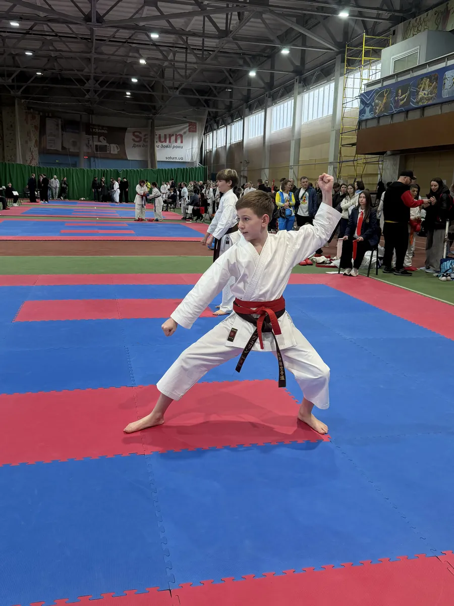 Спортсменка DZEN KARATE CLUB выполняет ката на соревнованиях