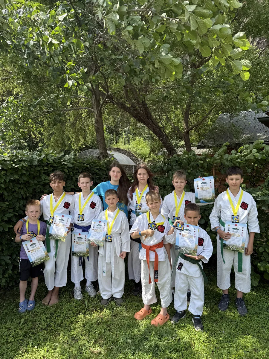Команда DZEN KARATE CLUB у кімоно на свіжому повітрі