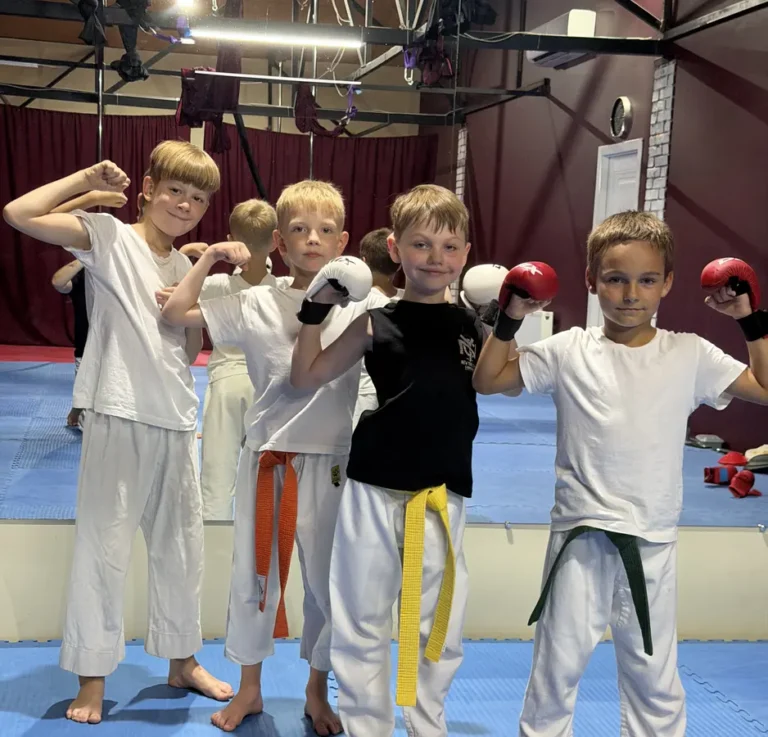 Ученики DZEN KARATE CLUB в перчатках после тренировки