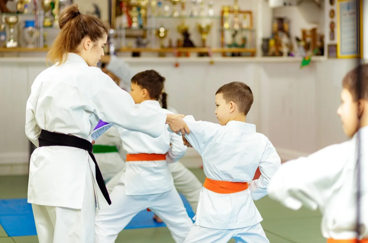 Робота в парах на тренуванні дітей у залі DZEN KARATE CLUB на правому березі