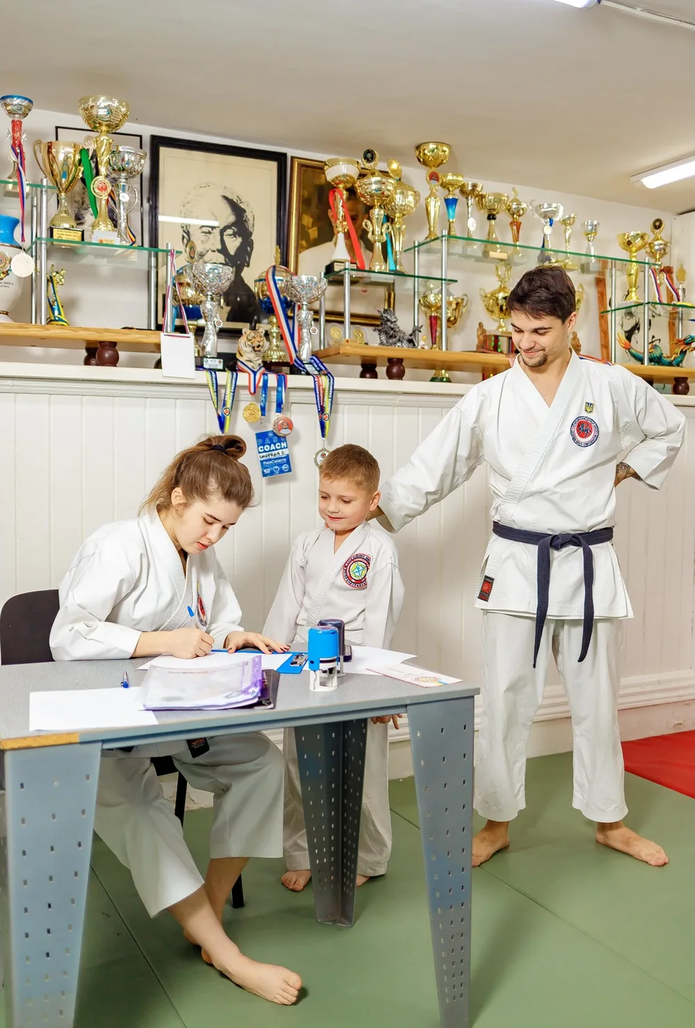 Зал DZEN KARATE CLUB на правому березі: стіни з кубками й медалями учнів