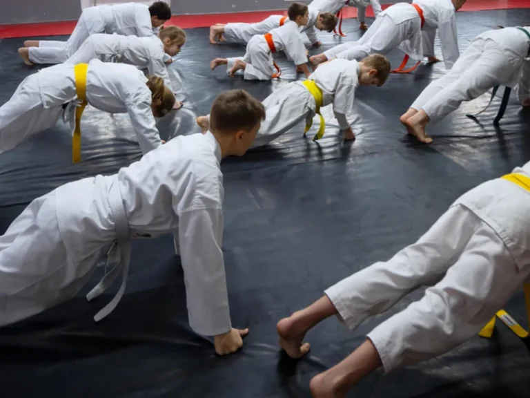 Разминка на тренировке по карате в DZEN KARATE CLUB