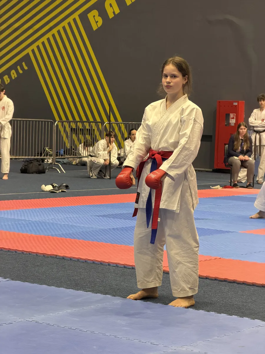 Спортсменка DZEN KARATE CLUB в защитных перчатках перед поединком