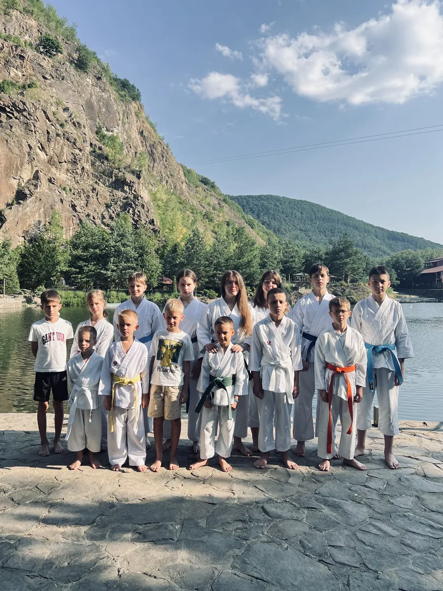 Учні DZEN KARATE CLUB у кімоно біля озера в спортивному таборі