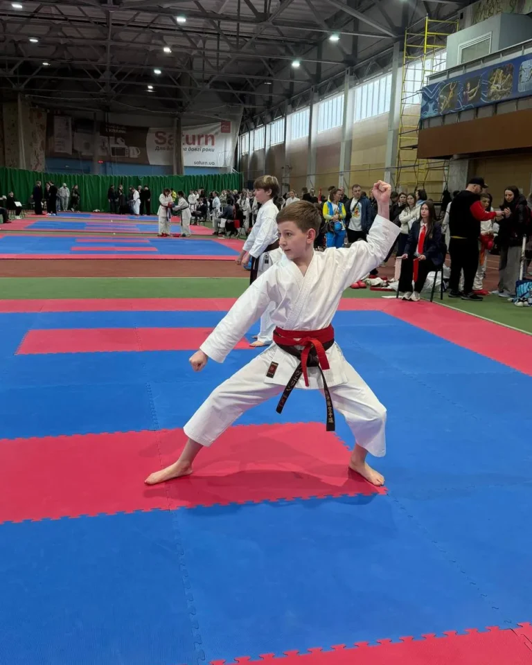 Воспитанник DZEN KARATE CLUB в боевой стойке на соревнованиях по карате