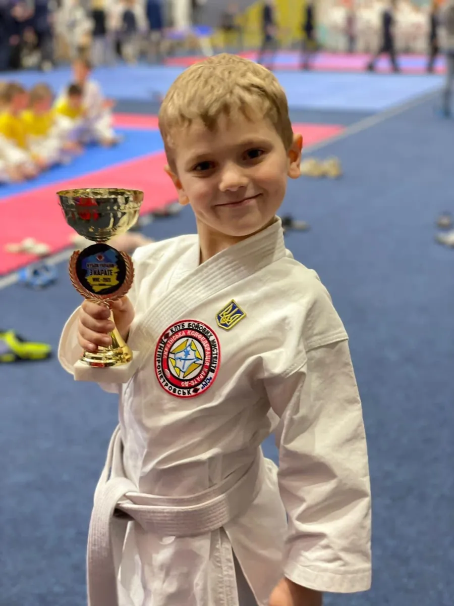 Юний каратист DZEN KARATE CLUB з кубком на змаганнях