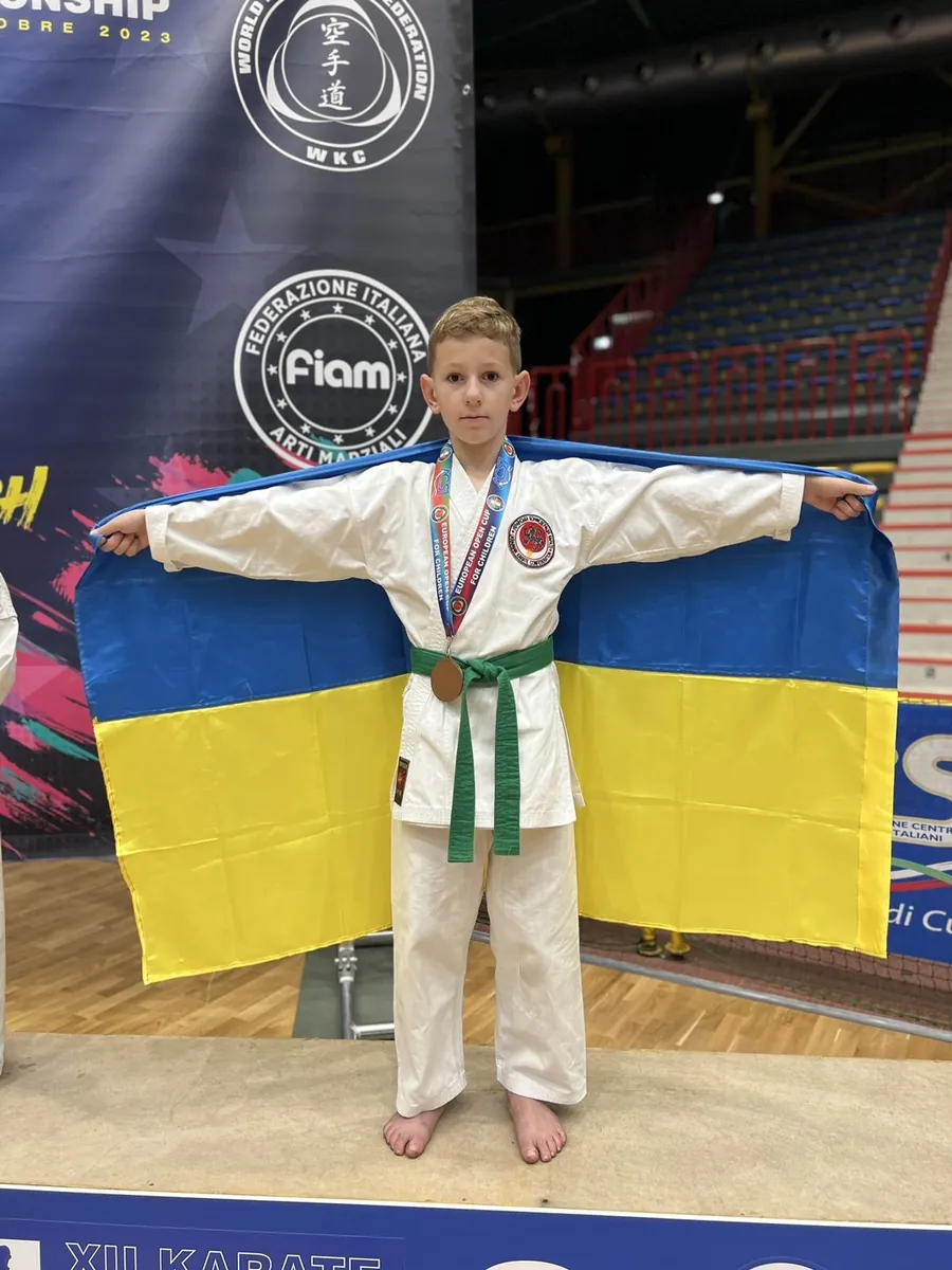 Юний спортсмен DZEN KARATE CLUB з прапором України на змаганнях з карате