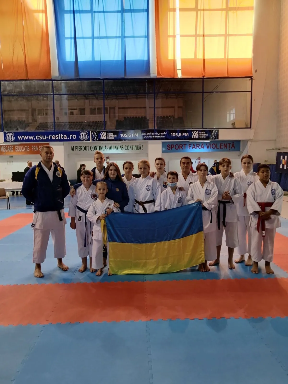 Команда DZEN KARATE CLUB с флагом Украины на соревнованиях