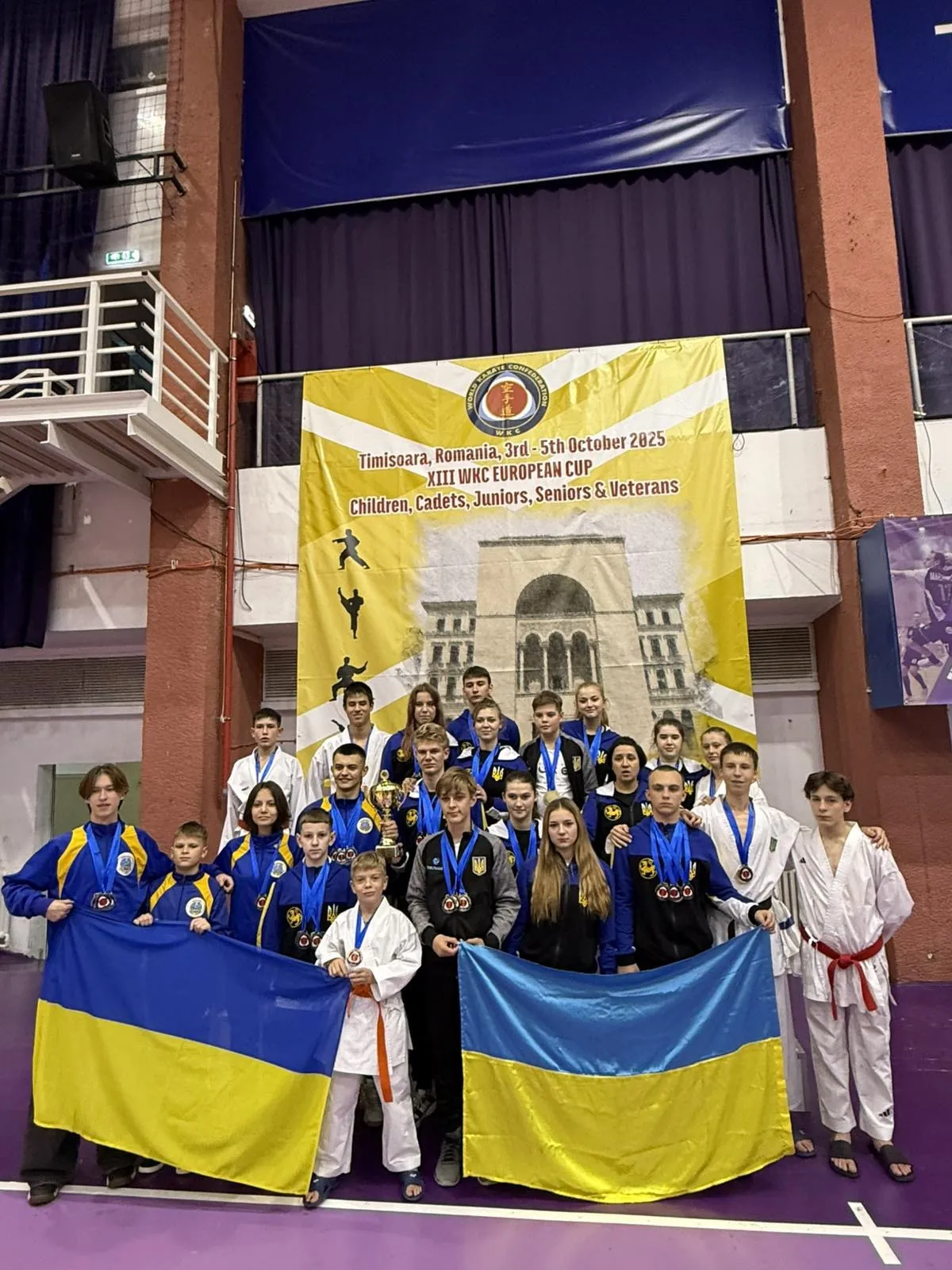 Спортсмени DZEN з прапорами України на Кубку Європи WKC у Тімішоарі, 2025