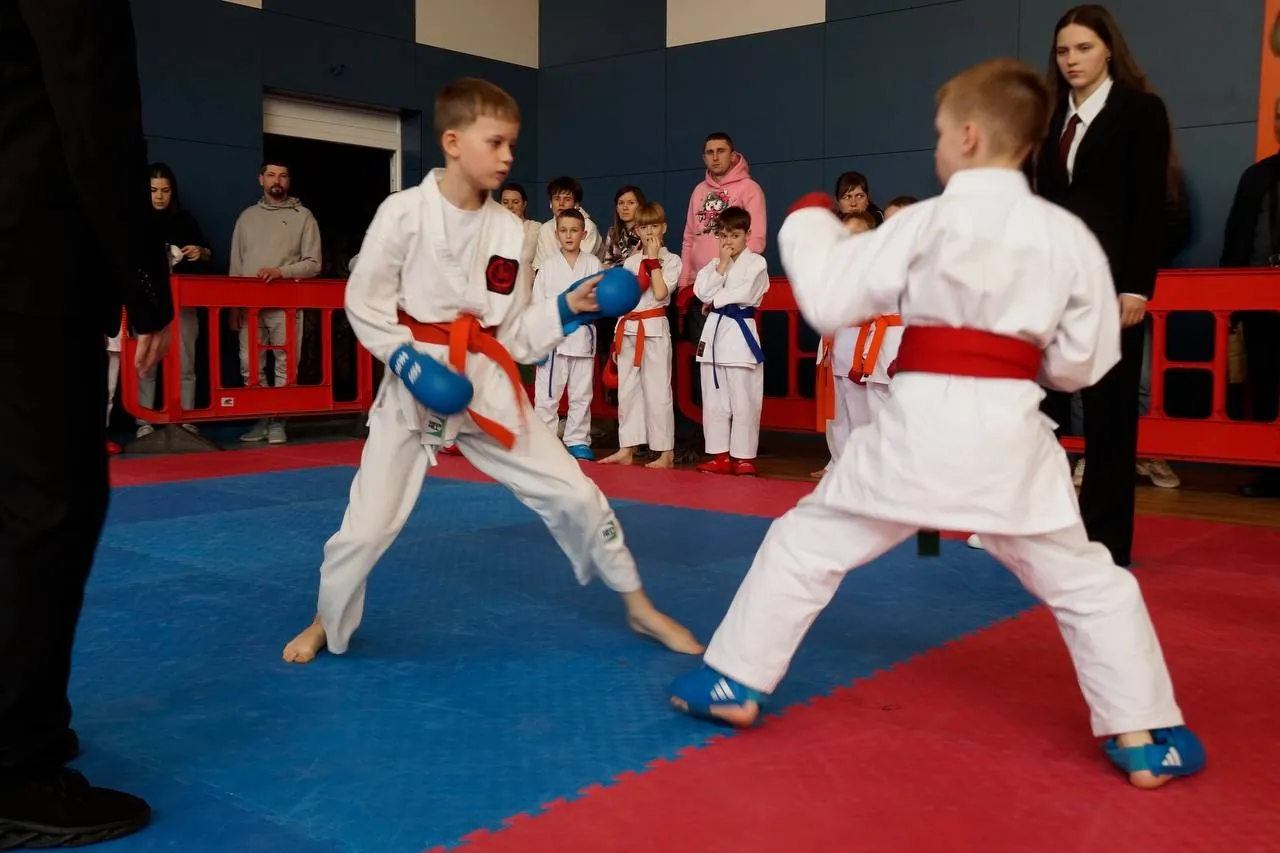 Поединок в кумите с участием спортсмена DZEN KARATE CLUB