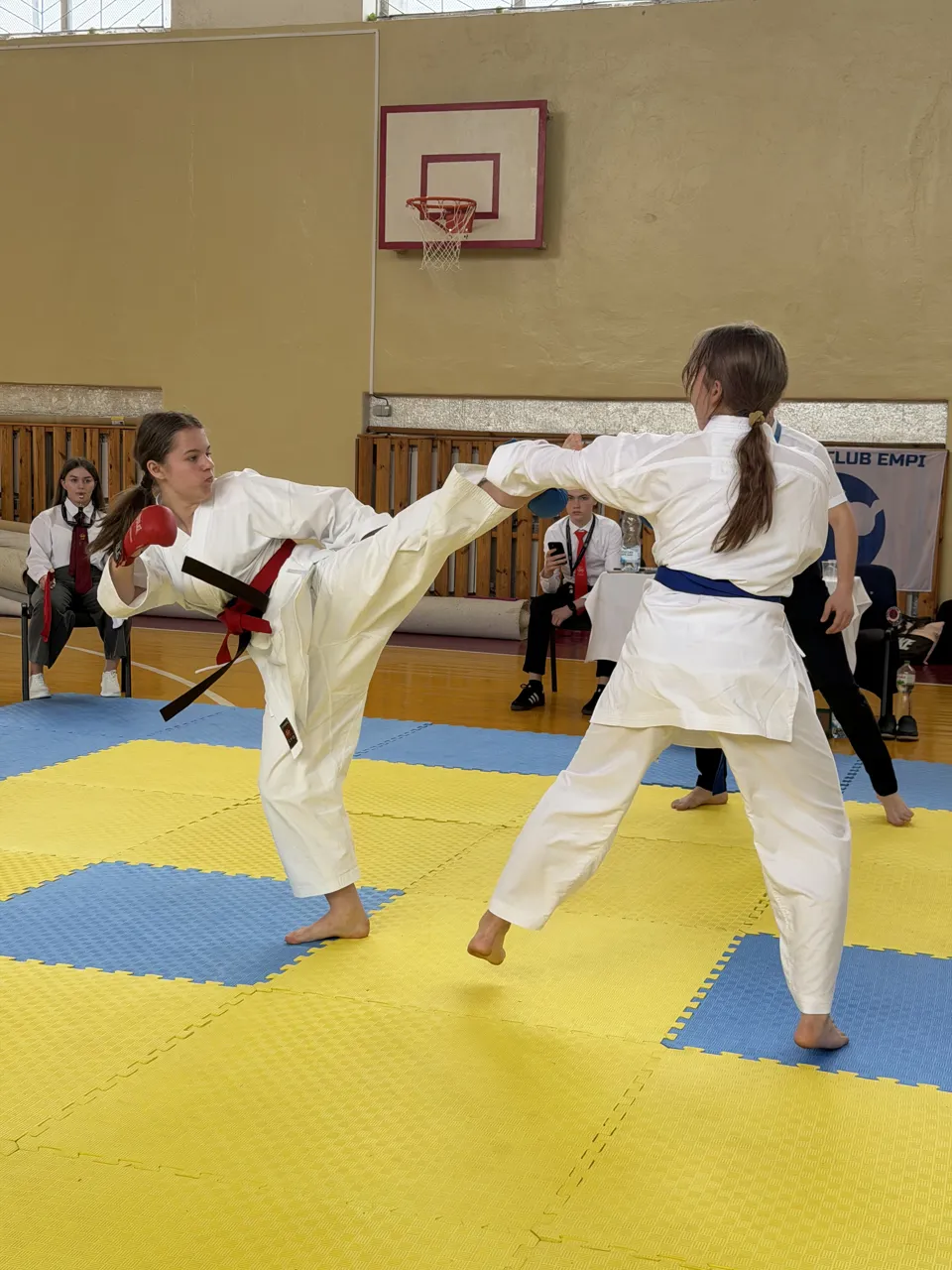 Спортсменка DZEN KARATE CLUB виконує удар ногою в поєдинку на турнірі