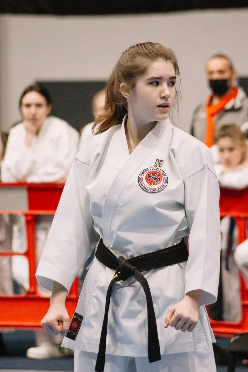 Аліна Павлюк у кімоно з чорним поясом — тренер DZEN KARATE CLUB, яка веде групові заняття з самооборони