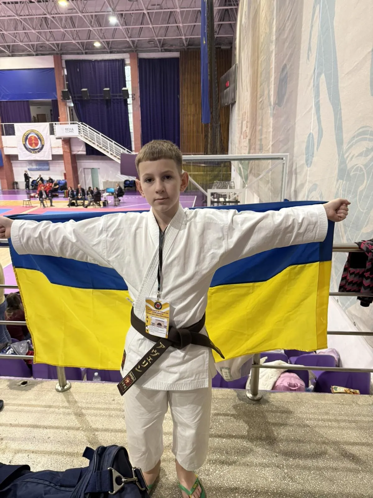 Юний спортсмен DZEN з прапором України на Кубку Європи WKC