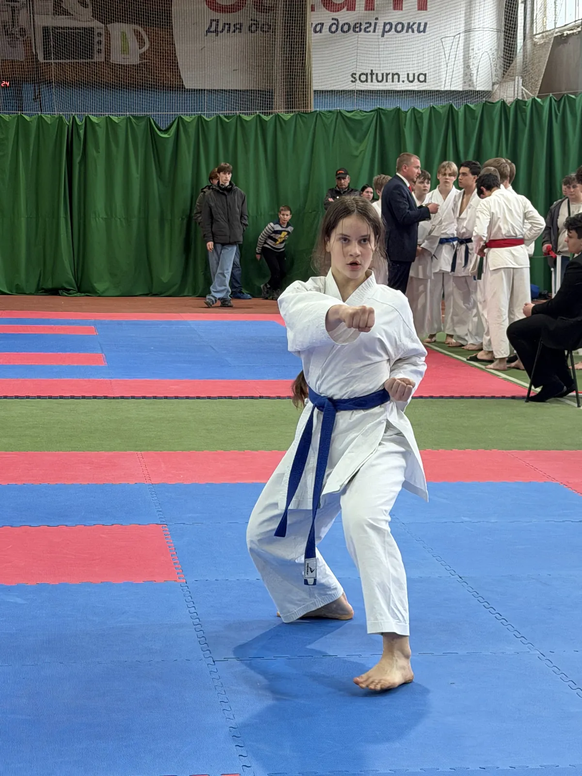 Спортсменка DZEN KARATE CLUB выполняет ката на турнире