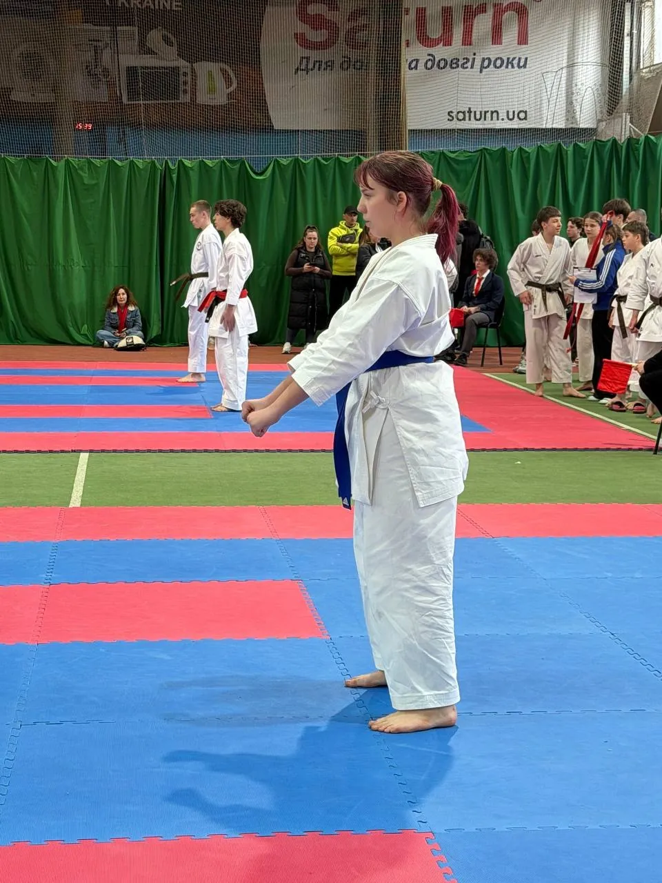 Спортсменка DZEN готується до виконання ката
