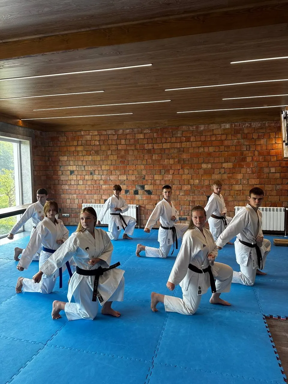 Діти DZEN KARATE CLUB тренуються в залі спортивного табору