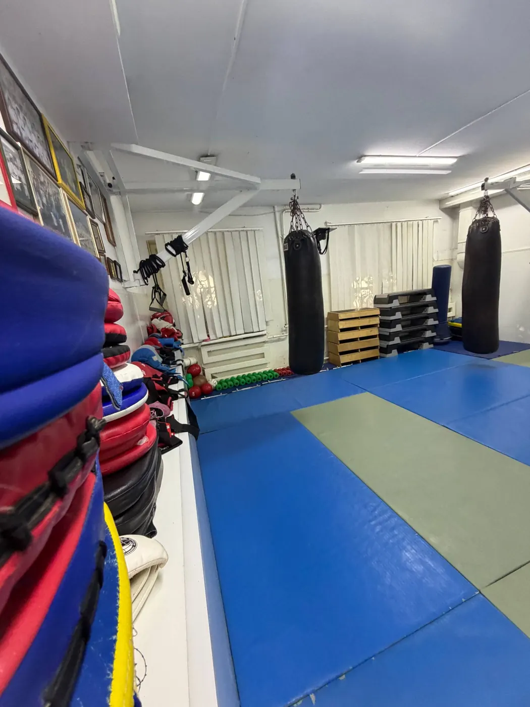 Зал карате DZEN KARATE CLUB на правому березі: мати й боксерські мішки
