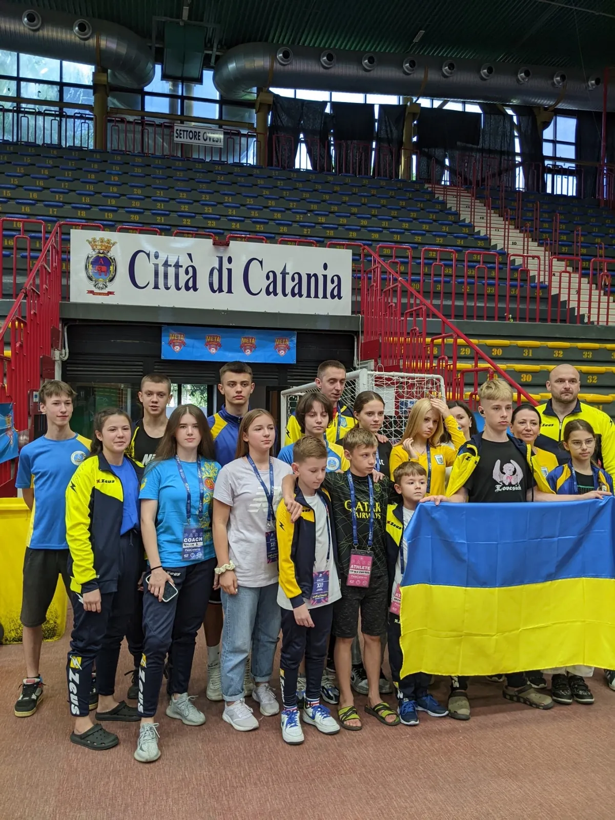 Юні спортсмени з прапором України на міжнародному турнірі в Катанії