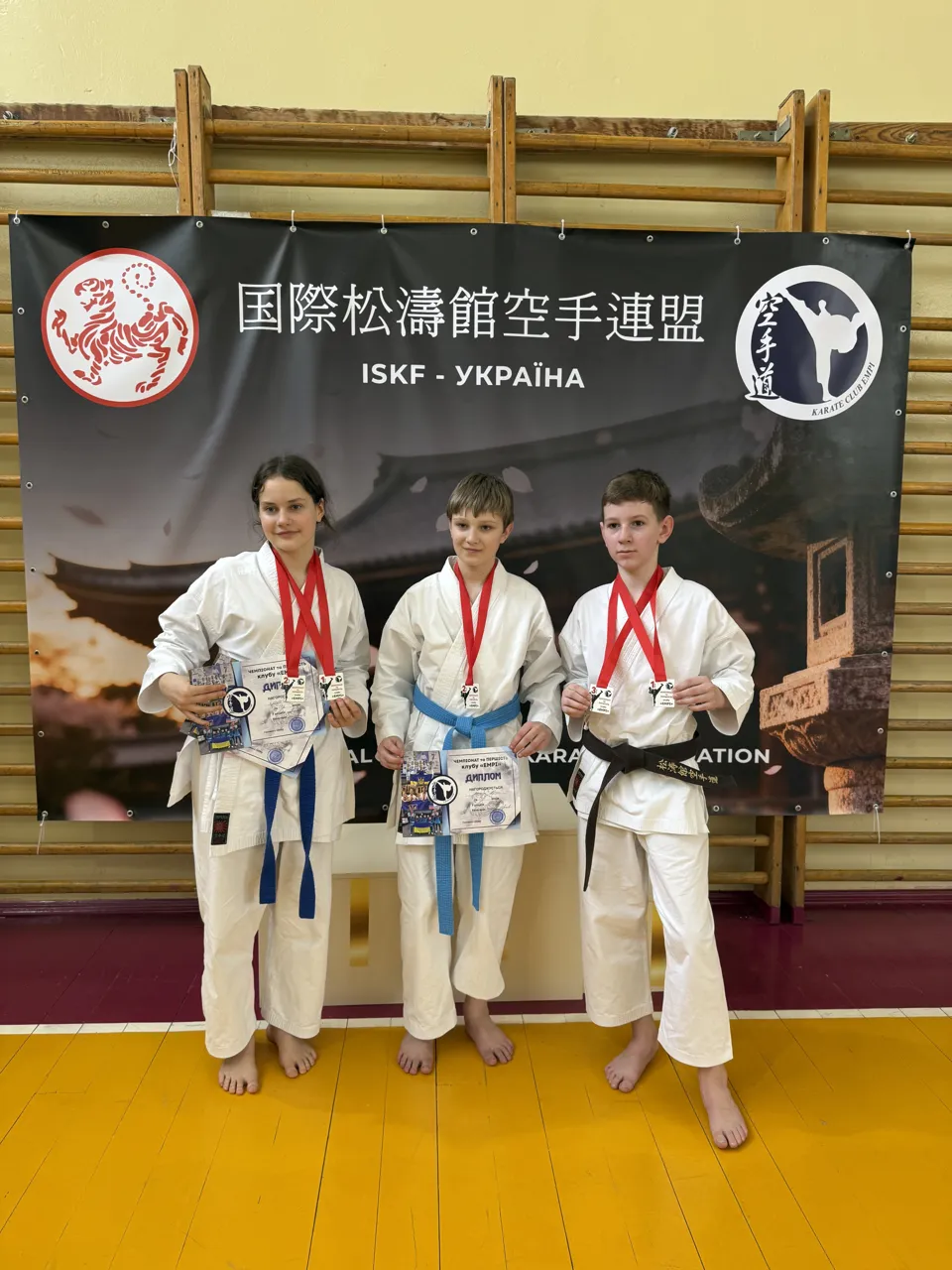 Учениця й учні DZEN KARATE CLUB з нагородами турніру з шотокан карате