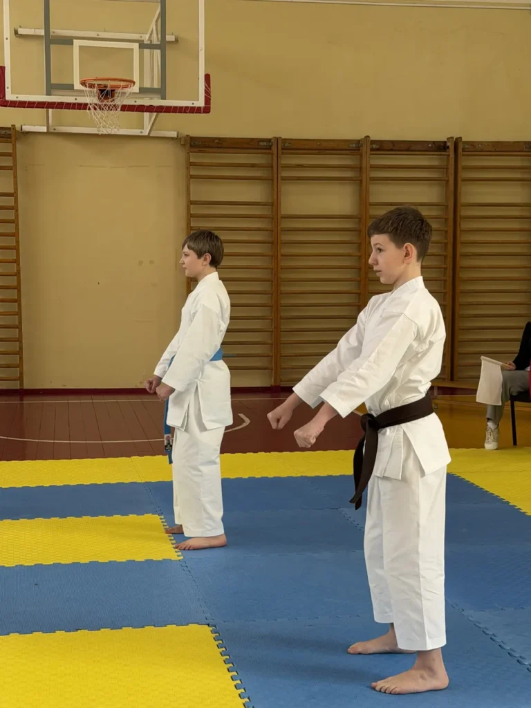 Учні DZEN KARATE CLUB вітають одне одного перед поєдинком куміте