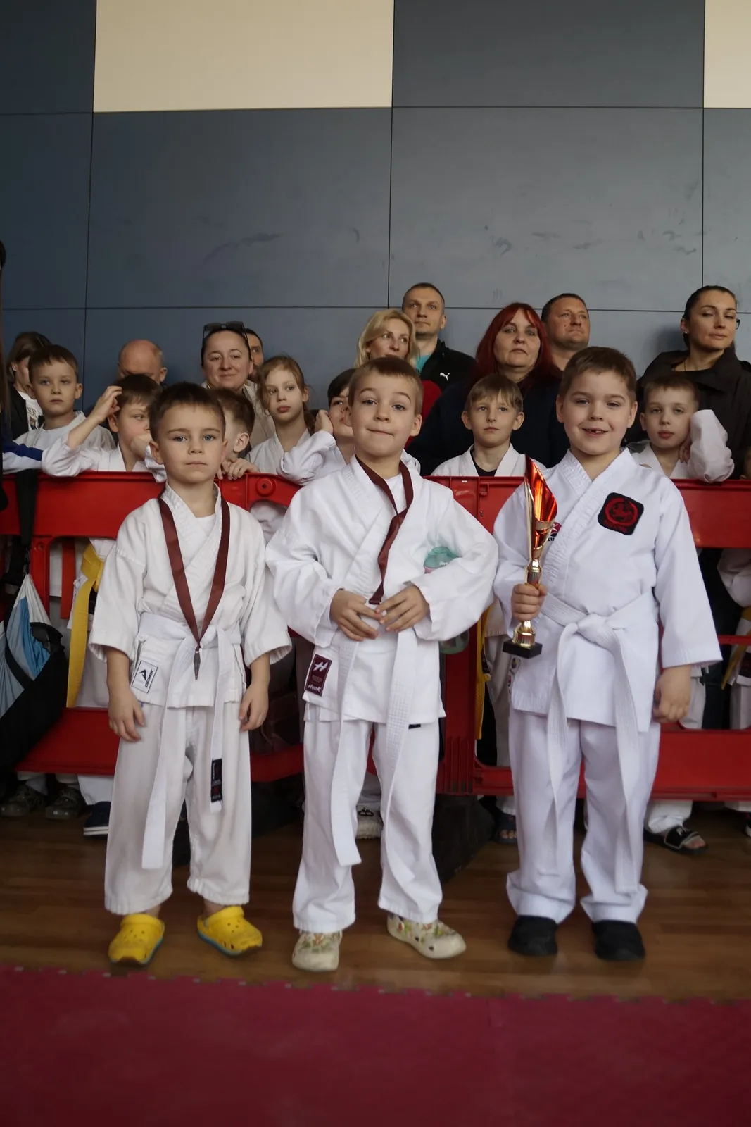 Учні DZEN KARATE CLUB у кімоно з поясами різних кольорів
