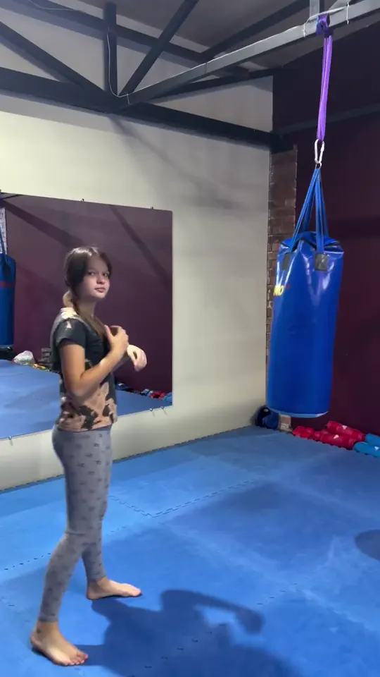 Работа на мешке в зале DZEN KARATE CLUB на левом берегу