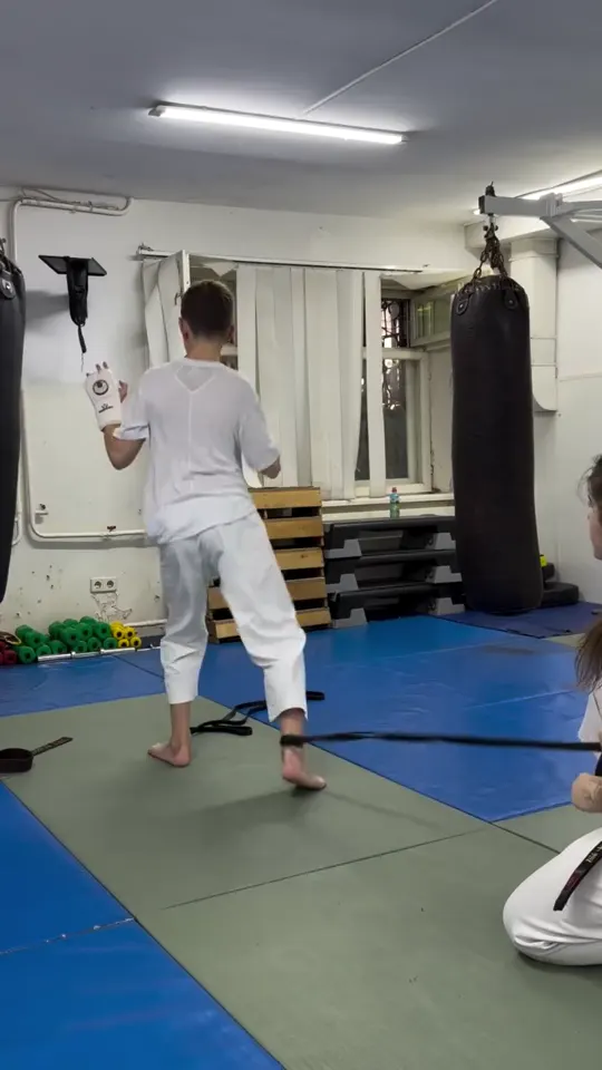Відпрацювання ударів ногами в залі DZEN KARATE CLUB на правому березі