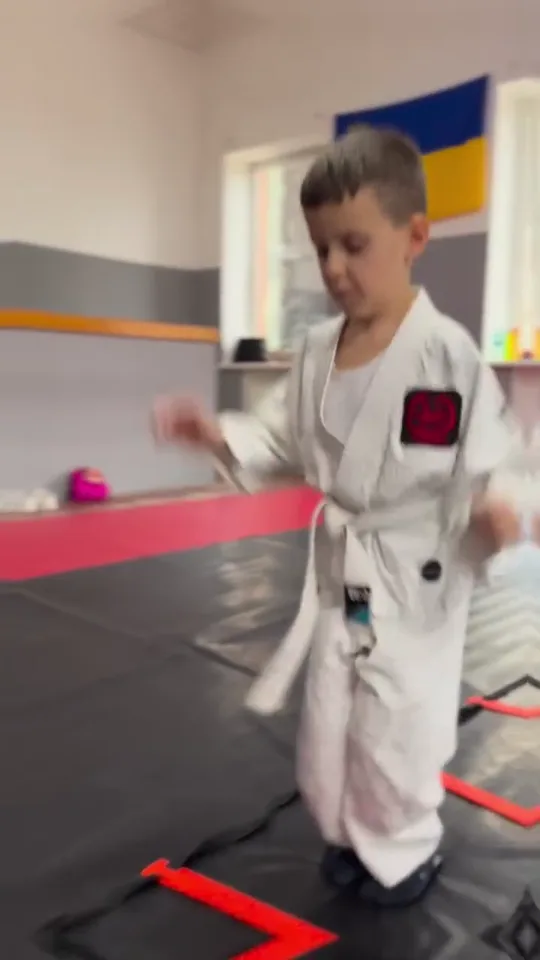 Діти DZEN KARATE CLUB відпрацьовують удари ногами по мішку
