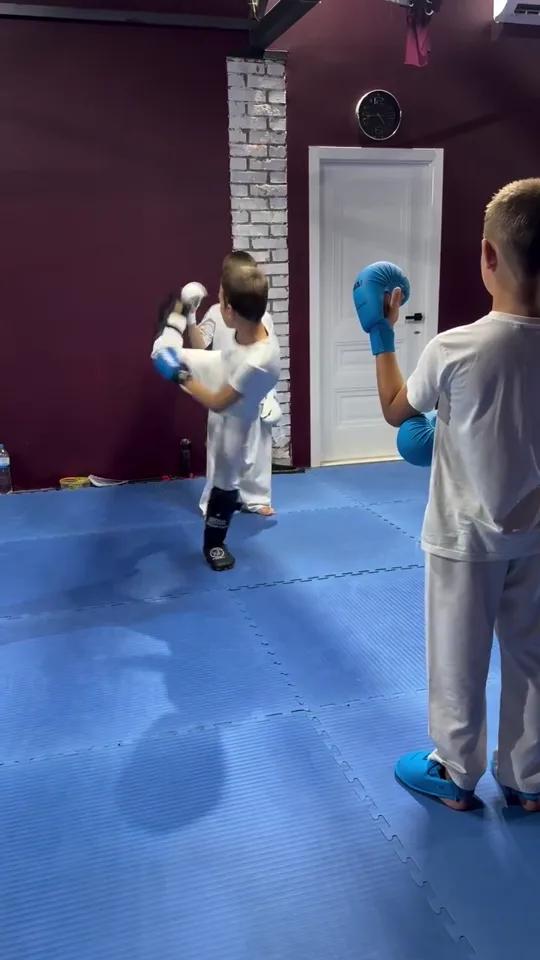Діти відпрацьовують куміте в парах у залі DZEN KARATE CLUB