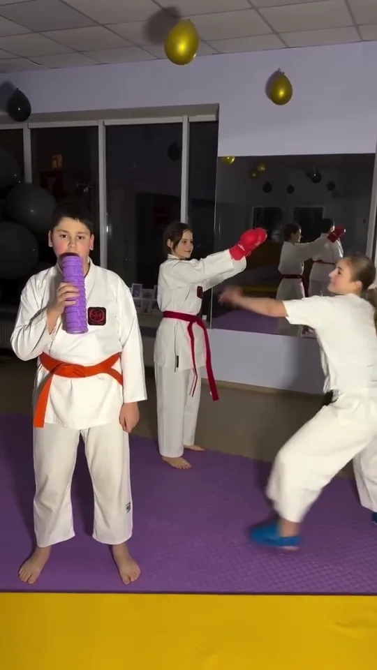 Учні DZEN KARATE CLUB у захисних рукавичках на тренуванні