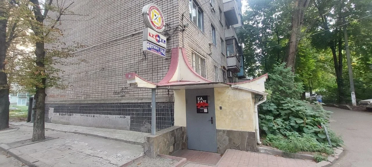 Вхід до будівлі на вул. Надії Алексєєнко, 30, де розташований зал DZEN KARATE CLUB