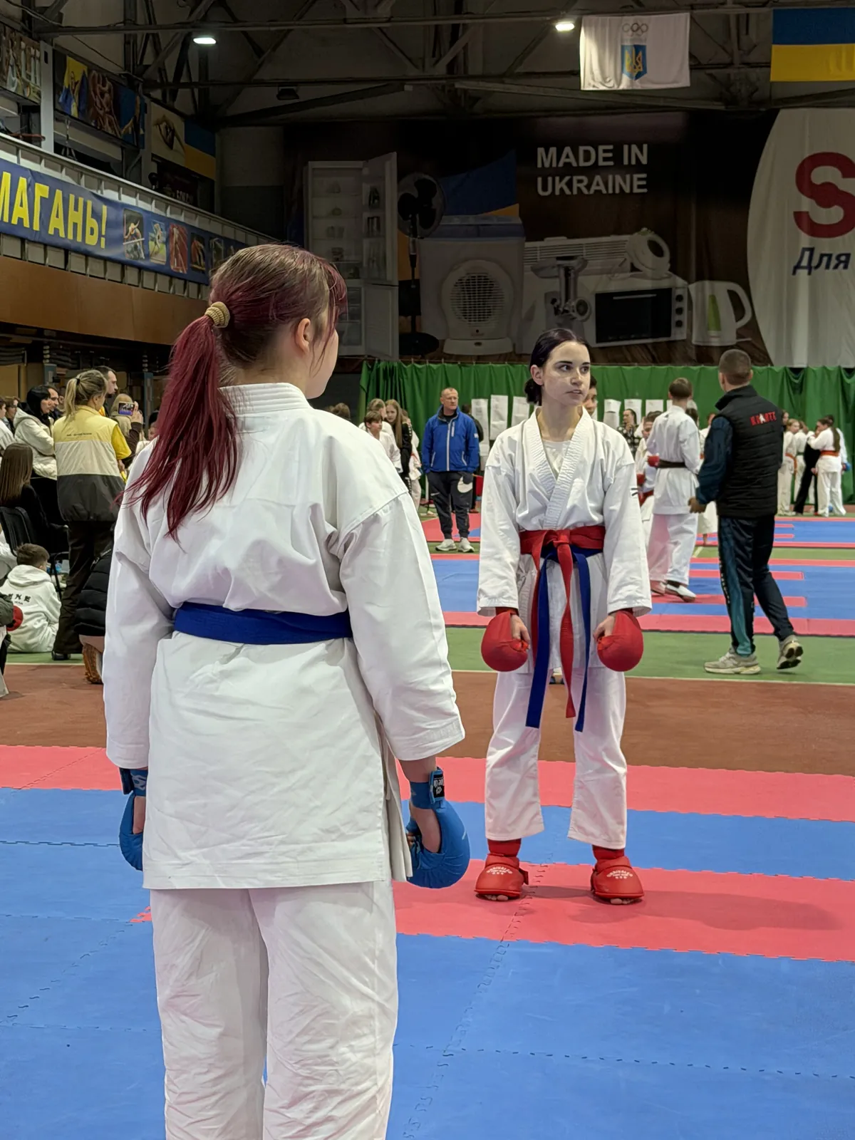 Спортсменки в рукавичках і захисті стоп перед поєдинком куміте